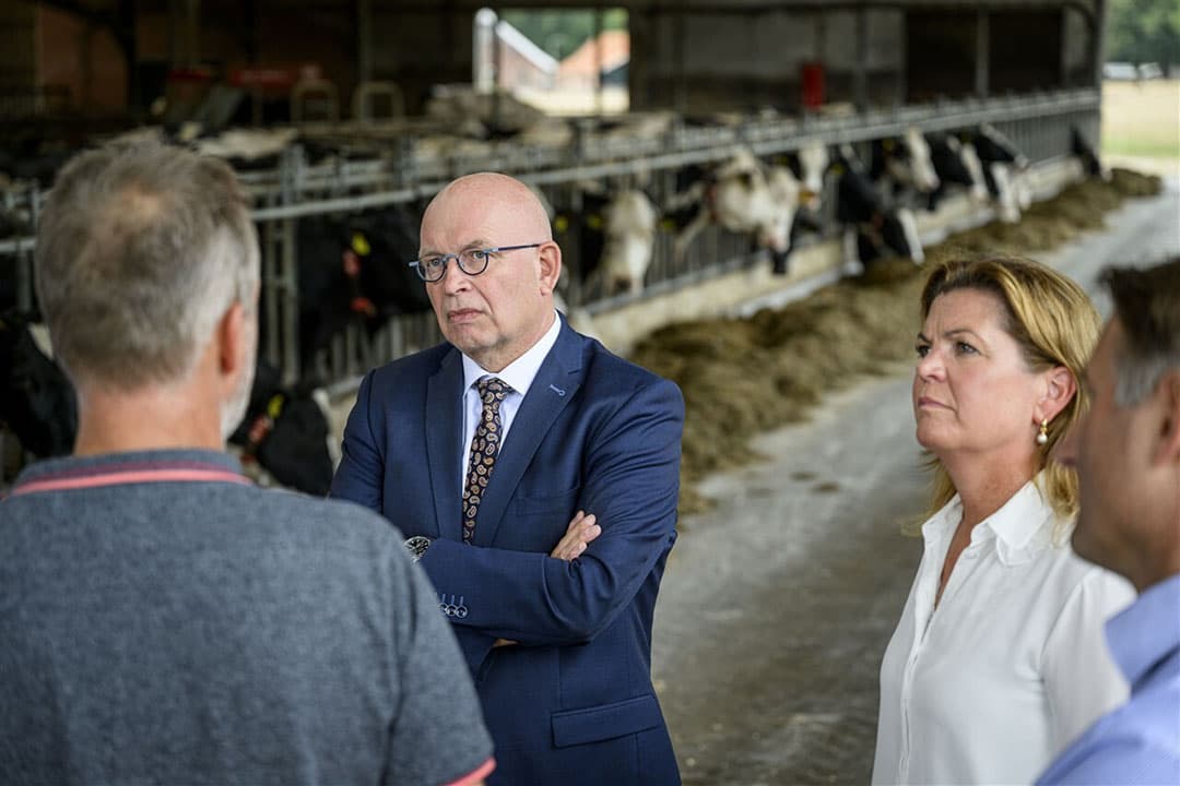 Minister Christianne van der Wal, Natuur en Stikstof, en haar collega Henk Staghouwer, minister van Landbouw, Natuur en Voedselkwaliteit, tijdens een bezoek aan een boerenbedrijf. - Foto: ANP