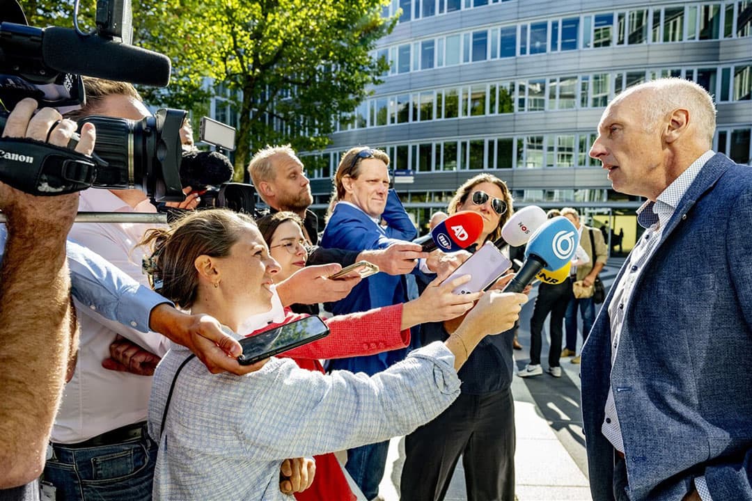 Bert van Ruitenbeek (Demeter) praat met journalisten over het overleg dat Remkes apart hield met vertegenwoordigers van bio- en natuurboeren. - Foto: ANP