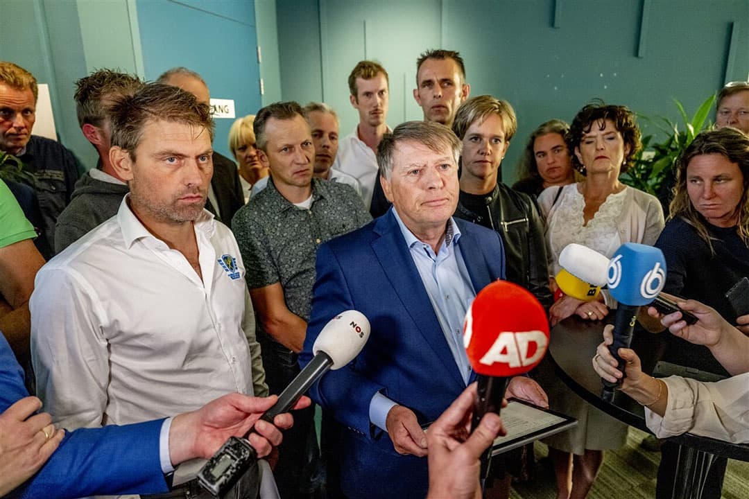 Sjaak van der Tak van LTO en Mark van den Oever (FDF) na afloop van het gesprek met Johan Remkes. - Foto: ANP