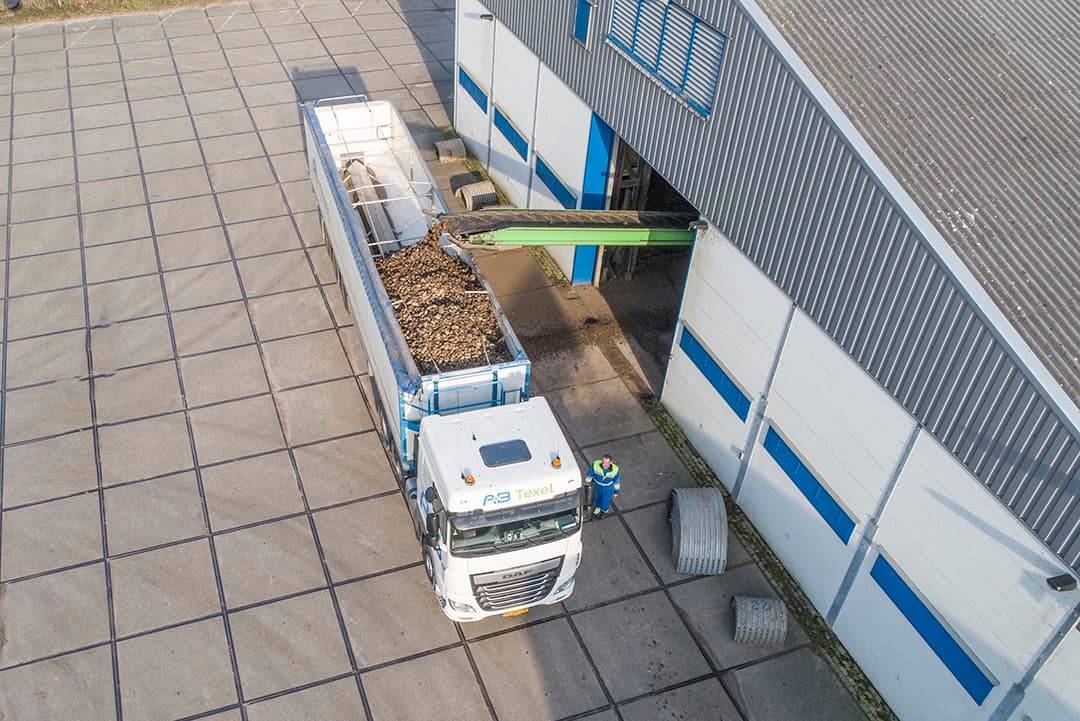 Aardappelen afleveren uit de bewaring. Sommige telers leverden begin augustus nog aardappelen van oogst 2021 af. Toen was de prijs inmiddels weer opgeklommen. - Foto: Misset