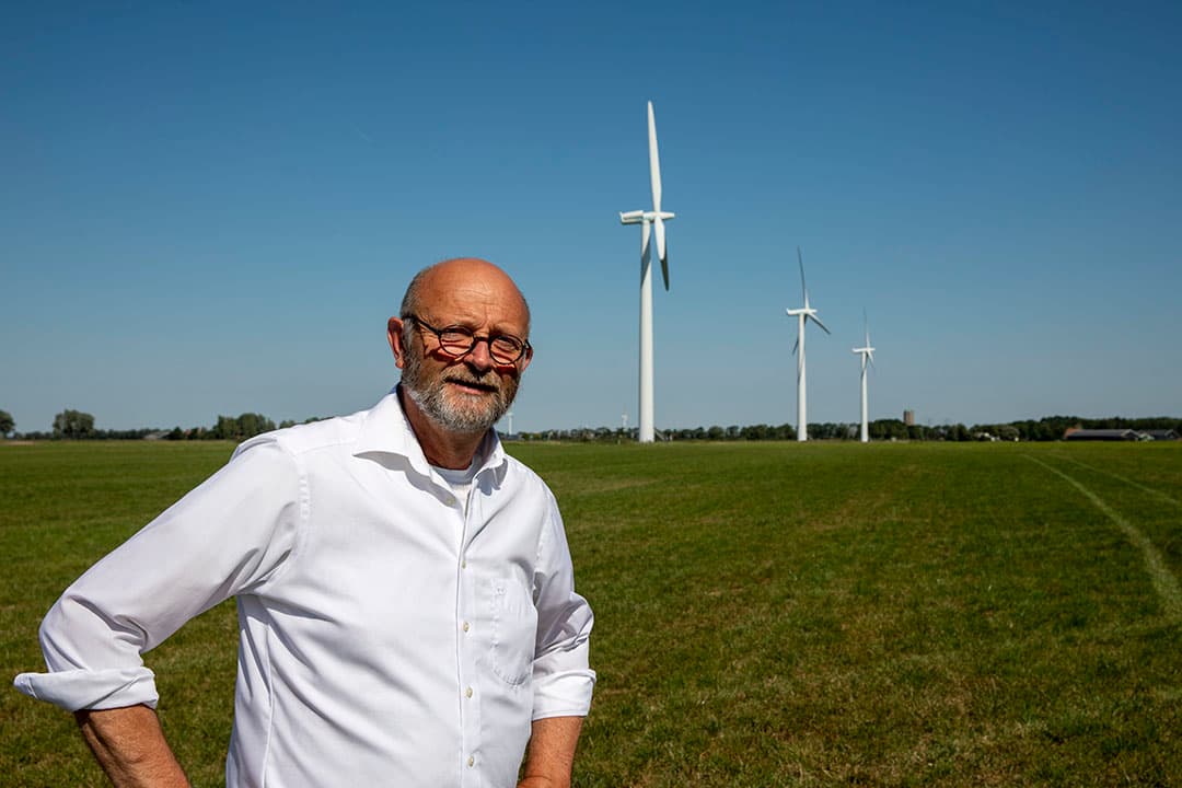 Lolle Hylkema is oud-melkveehouder en voorzitter van het windpark Beabuorren. - Foto: Anne van der Woude