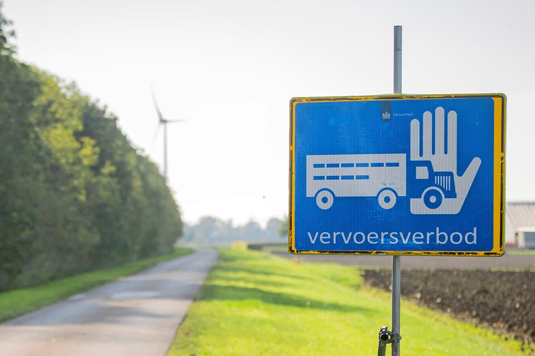 Het ministerie van LNV was in de eerste tien maanden van het jaar zo’n € 300.000 kwijt aan het maken en plaatsen van borden. - Foto: Koos Groenewold