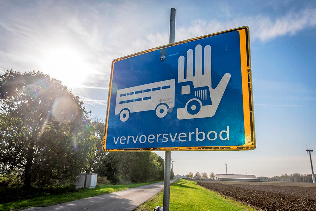 Het vervoersverbod is van kracht in een gebied van 10 kilometer rond een uitbraak. Het beperkingsgebied wordt vrijgegeven na dertig dagen. Foto: Koos Groenewold