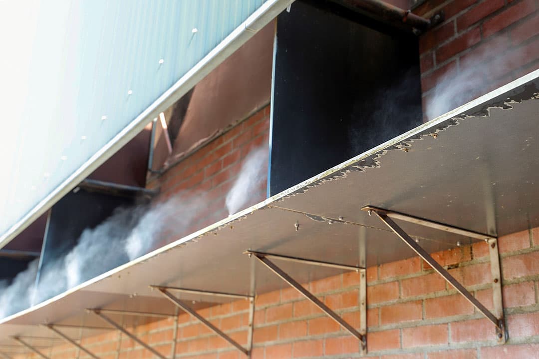 Varkenshouder Mark Tops uit Hooge Mierde (N.-Br.) heeft een bijzonder systeem voor koeling in zijn stal en werkt nog aan enkele andere verbeterpunten. -Foto: Bert Jansen