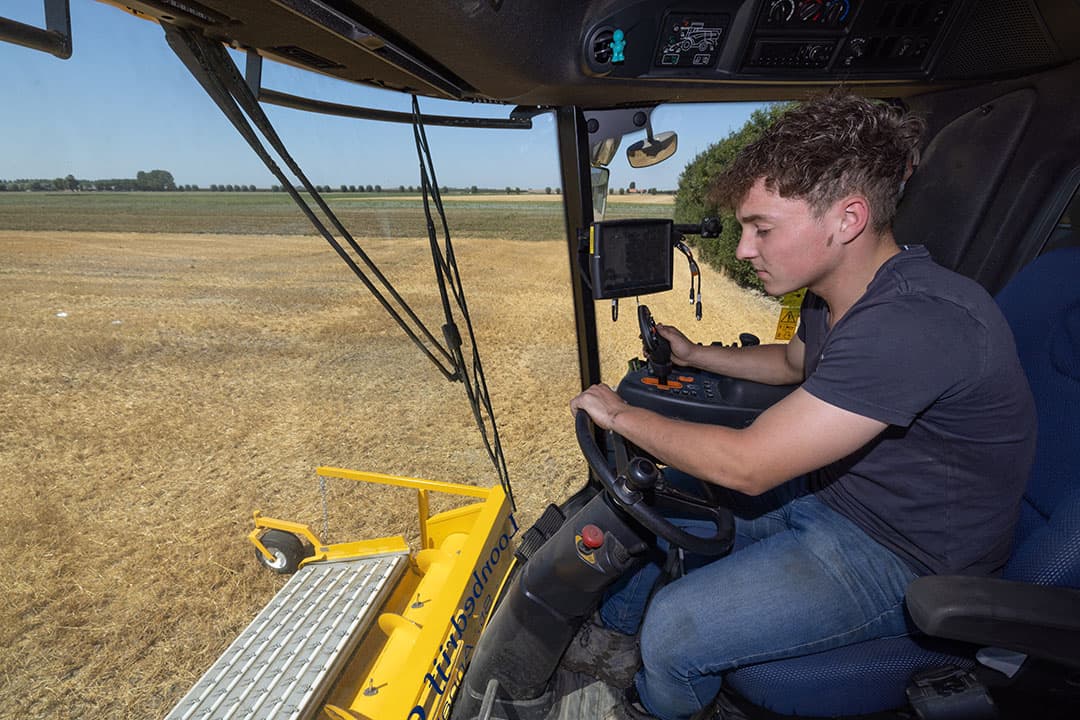 Dorsen is iets dat John erg graag doet. Niet alleen de tarwe maar ook graszaad en bloemzaden. Die afwisseling maakt het werk nooit saai.