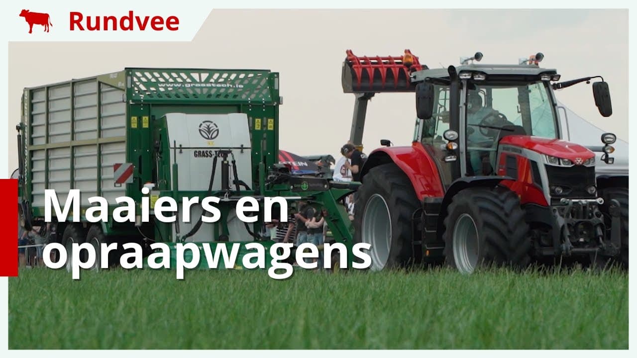Maaiers en opraapwagens in actie