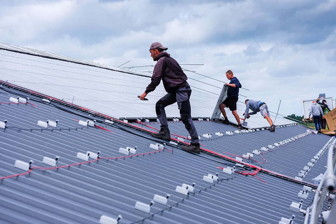 Met of bijna met gesloten beurs asbest laten saneren en zonnepanelen laten plaatsen. Boeren kunnen dit doen via het project Duurzame Zekerheid van Univé, Rabobank en Greenchoice. - Foto's: Jan Willem van Vliet