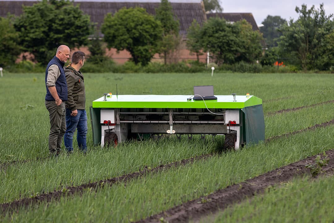 Robots zijn langzaamaan praktijkrijp aan het worden. Zaak is de verwachtingen van klanten te managen. Het is vooral de route- en werkplanning die elke winter voldoende voorbereidingstijd vraagt om gedurende het groeiseizoen zo veel mogelijk capaciteit te kunnen draaien. - Foto: Koos Groenewold