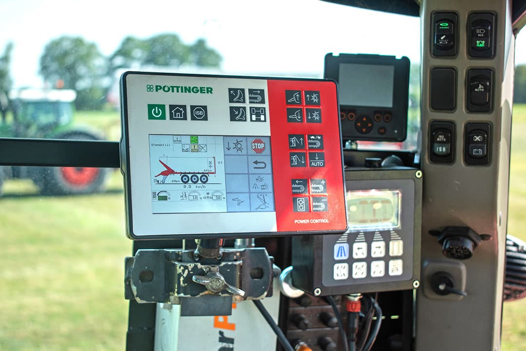 De wagen bedien je volledig met het compacte Power Control-bedieningskastje. Rechts daarvan een bedieningskastje voor de elektrische wielbesturing.