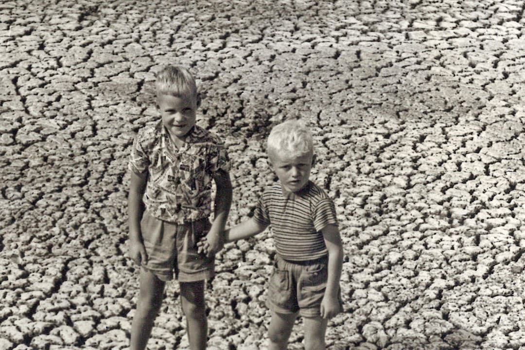 Een drooggevallen boerensloot was in 1976 nog een unieke situatie. - Foto: Misset