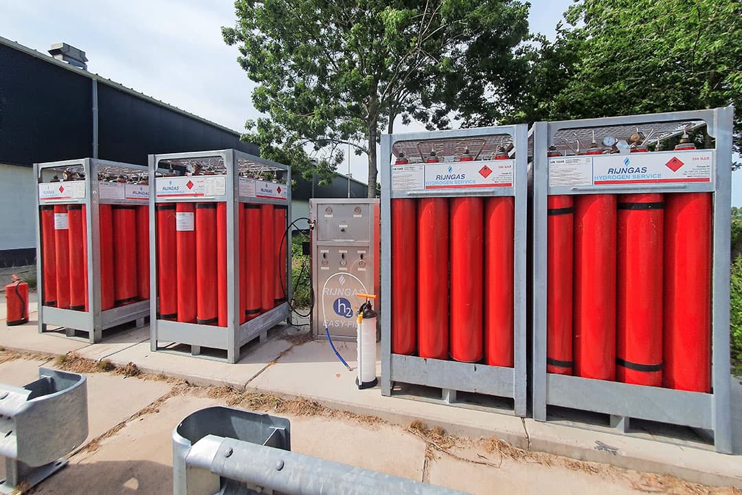 In Lelystad test Wageningen UR met dit vulstation de eerste heftruck op waterstof. Het doel is informatie te vergaren over de bruikbaarheid van waterstof als brandstof op het boerenerf. Een vereenvoudigde versie van zo’n vulstation zou over enkele jaren bij steeds meer boerenbedrijven kunnen opduiken. De boer kan daar zelfgemaakte (met groene stroom) waterstof in opslaan en gebruiken als brandstof voor de trekker. - Foto's: Annelies Bakker