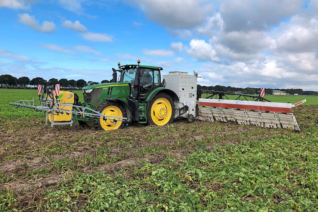De Nucrop-techniek onderscheidt zich van andere elektrische loofdodingstechnieken door de combinatie van stroom met een voorbehandeling met geleidende vloeistof. - Foto's: Nucrop