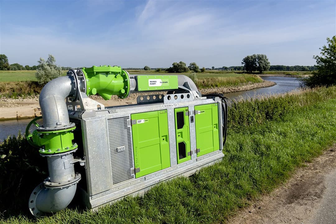 Waterschap Vallei en Veluwe zet een noodpomp in omdat het gemaal bij Terwolde door de lage waterstand niet voldoende water uit de IJssel kan halen. - Foto: ANP