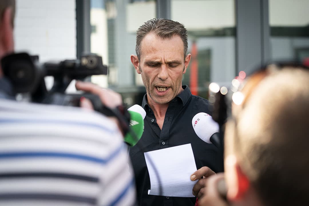 Jeroen van Maanen staat de pers namens boerenorganisaties te woord na een nabespreking met acht boerenorganisaties, over het gesprek met stikstofbemiddelaar Johan Remkes. - Foto: ANP