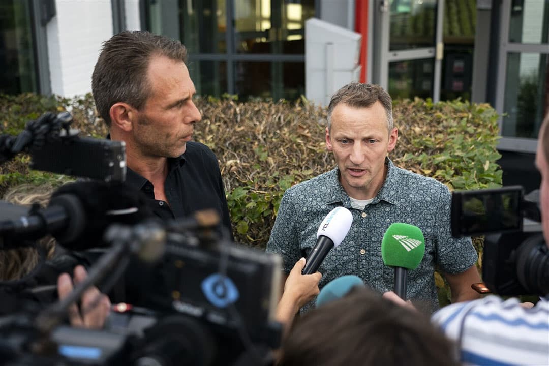 Jeroen van Maanen van FDF (links) en Bart Kemp (Agractie) staan de pers te woord na een bespreking met acht boerenorganisaties over het gesprek met stikstofbemiddelaar Johan Remkes. - Foto: ANP