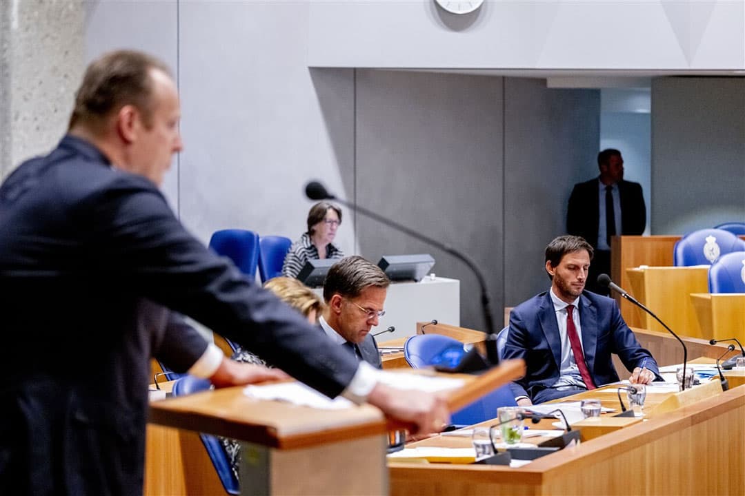 Pieter Heerma (CDA) is aan het woord tijdens het stikstofdebat op 23 augustus, met naast zich premier Rutte en CDA-leider Hoekstra. - Foto: ANP