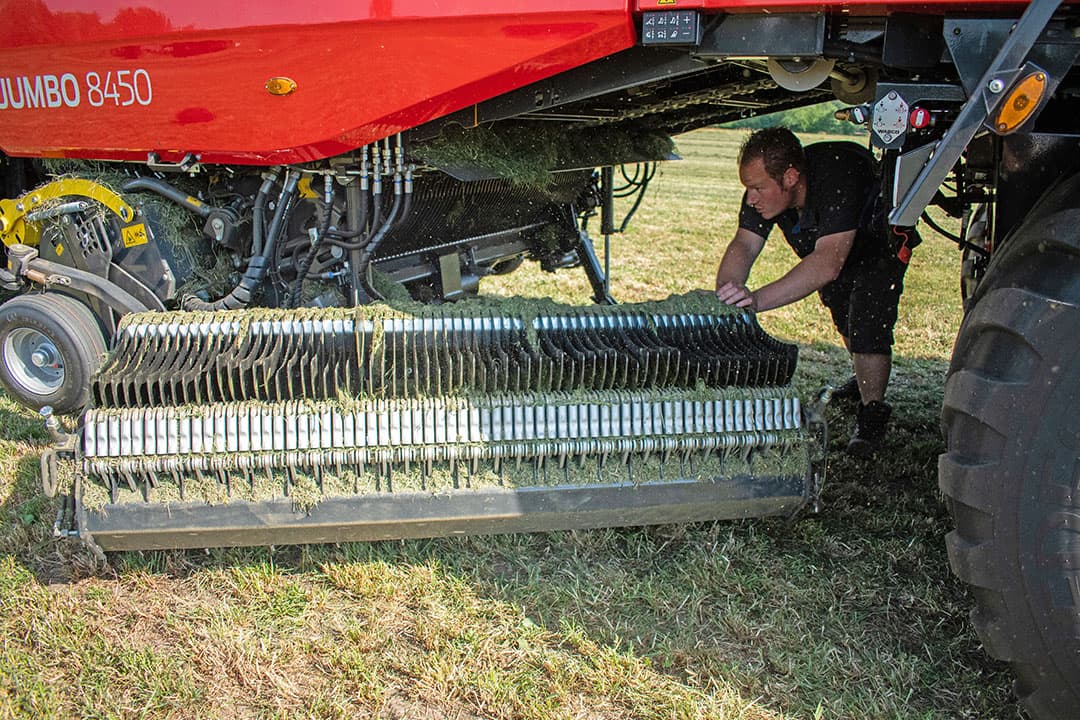 De nieuwste lijn bij de Jumbo-opraapwagens is de Jumbo 8000-serie. Die is uitgerust met een uniek snijrotor met 65 messen. Die messen staan op één rij en houden 25 mm ruimte over voor de rotortanden. De theoretische snijlengte van de wagen is daarmee dan ook 25 mm. En dat is kort voor een opraapwagen. Kijken we in de laadruimte, dan valt op hoe kort het gewas daadwerkelijk is.