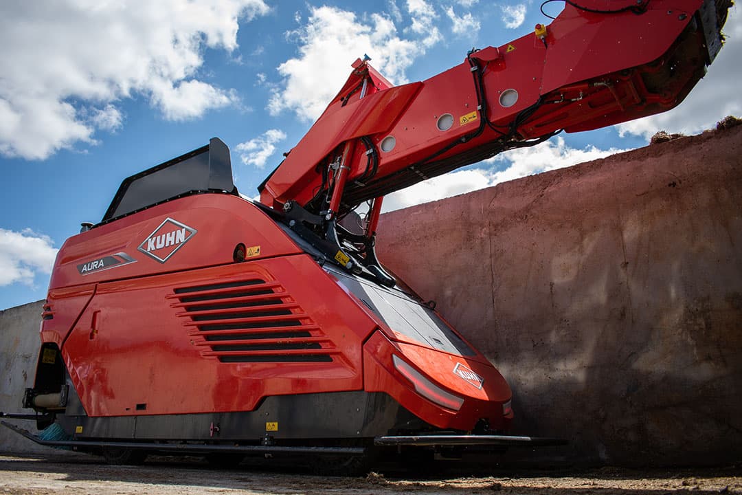 De Kuhn Aura-voerrobot is een autonoom voersysteem dat zélf uitkuilt. - Foto en video: Jacco van Erkelens