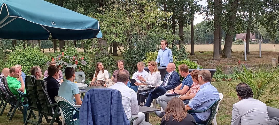 Gesprek van boeren met Kamerleden en ministers bij familie Vedders in Haaksbergen. Foto: Johan Oppewal