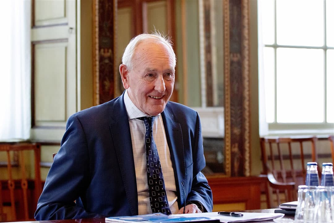 Na de gesprekken met organisaties praat Johan Remkes vrijdagmiddag ook met individuele boeren. - Foto: ANP