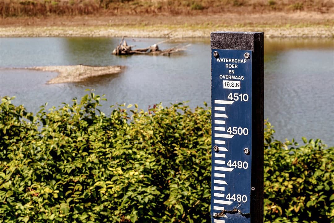 Door de aanhoudende droogte zijn waterstanden, zoals hier in de Maas, uitzonderlijk laag. - Foto: ANP