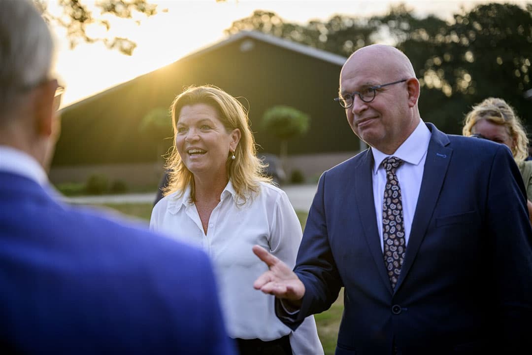 Minister Christianne van der Wal (Natuur en Stikstof) en haar collega Henk Staghouwer (Landbouw, Natuur en Voedselkwaliteit) tijdens een bezoek aan een boerenbedrijf op 22 augustus. - Foto: ANP