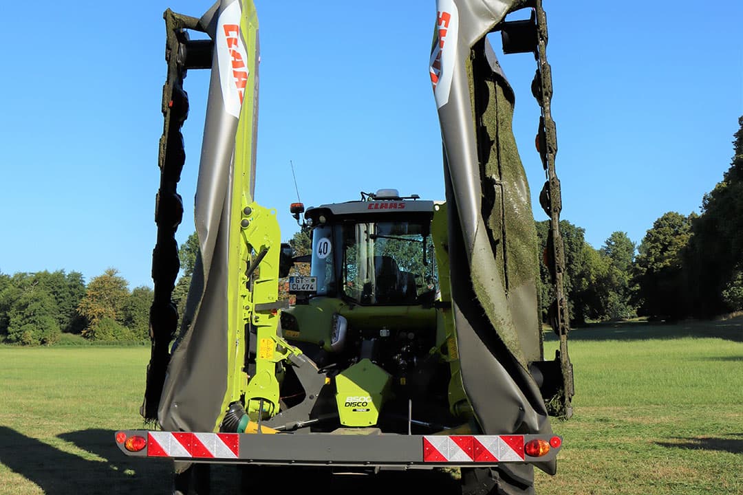 De Duits machinefabrikant Claas presenteerde  deze 9,90 meter brede Disco 1010 Comfort-achtermaaier op donderdag 11 augustus aan de internationale vakpers. - Foto's en video: Annelies Bakker
