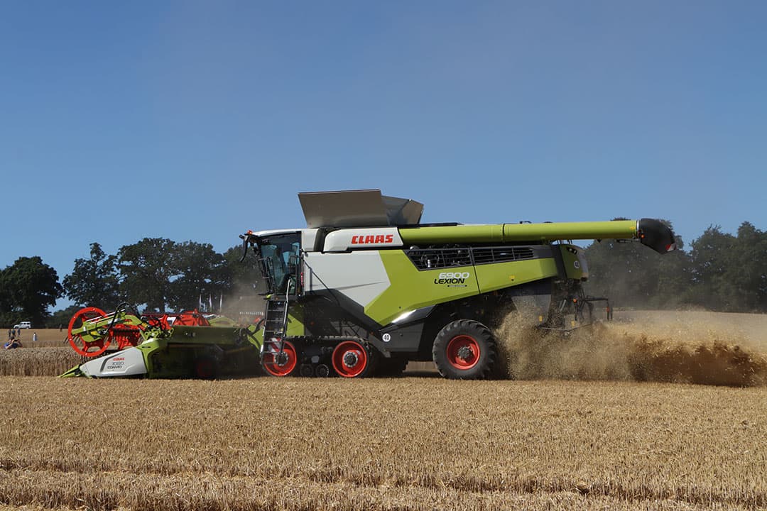 Machinefabrikant Claas voegt de Lexion 8600- en 8600 Terra Trac-maaidorsers aan zijn Europese programma toe. De machines hebben een kanaalbreedte van 1.700 mm en 549 pk sterke MAN zescilindermotor met 12,4 liter inhoud. - Foto's: Annelies Bakker