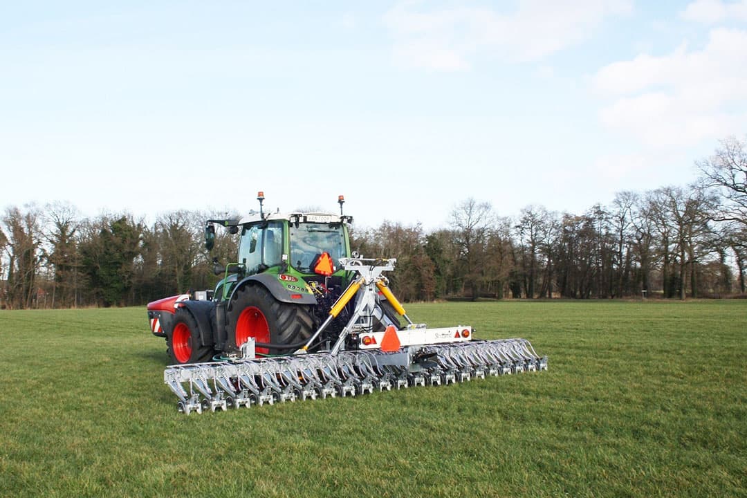 Slootsmid Mesttechniek levert zijn serie precisiebemesters ook in combinatie met een eigen fronttank van 2.000 liter of een getrokken tank. - Foto's: Slootsmid Mesttechniek