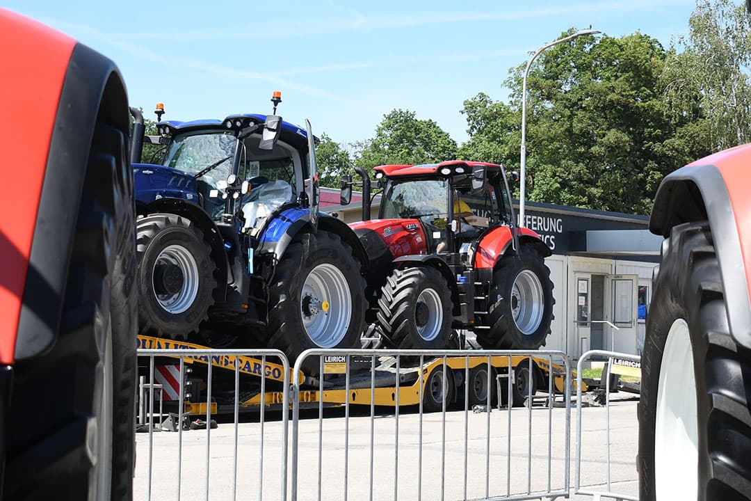 Het laden van twee verkochte Case New Holland-trekkers op de productielocatie in Oostenrijk. Case IH liet in het eerste halfjaar van 2021 een sterke groei in trekkerverkoop zien in Nederland. Ook New Holland groeide in die periode. - Foto: Jacco van Erkelens