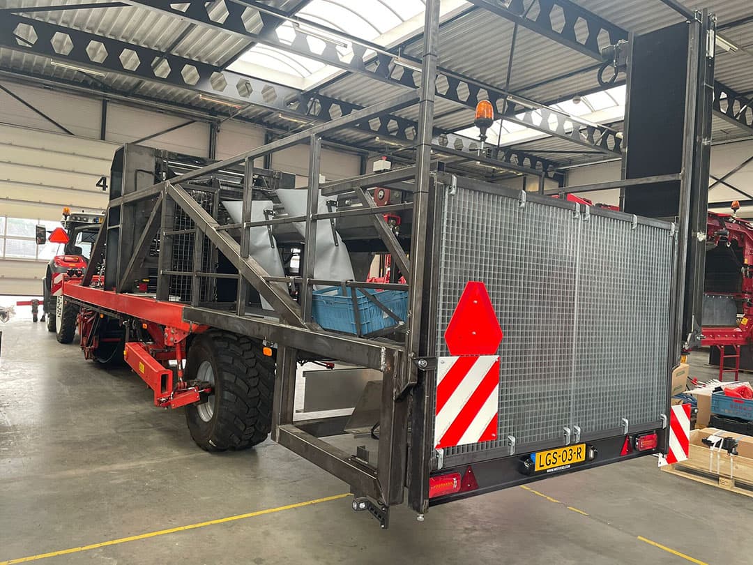 Dankzij de ombouw van de bestaande Grimme-wagenrooier is het mogelijk om de oogst van de proefvelden te rooien en op te slaan in kisten of zakken. - Foto's: Weevers Mechanisatie