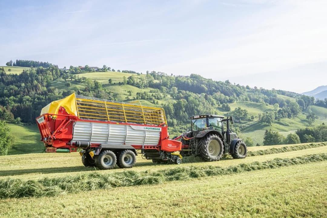 De nieuwe Boss 3000 Master-serie opraapwagens van Pöttinger telt vier modellen met een inhoud van 18,7 tot 26,5 kuub. - Foto: Pöttinger