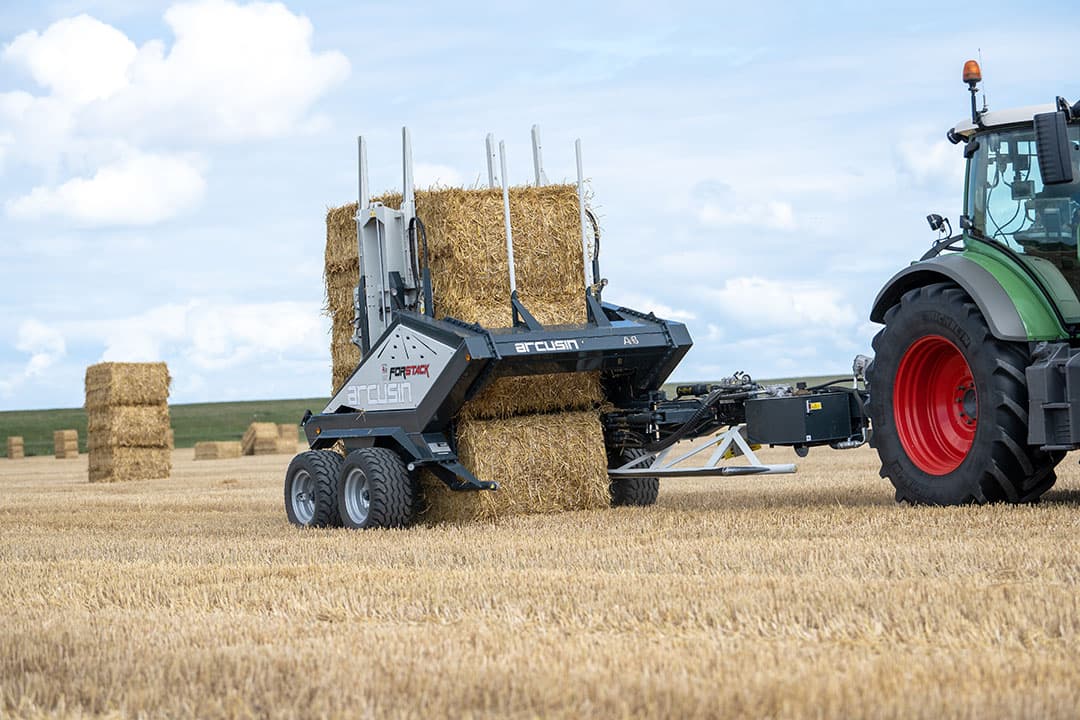 Loonbedrijf Boven in Finsterwolde (Gr.) pakt met de Arcusin Forstrack-stapelwagen vlot strobalen op. Na de stapelwagen in 2020 uitvoerig te hebben getest, gebruikt de loonwerker deze nu voor het tweede seizoen.  - Foto's: Michel Velderman