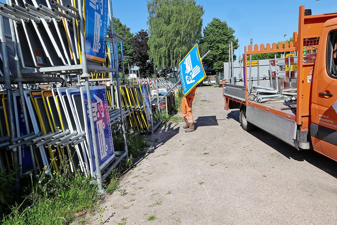Opslag van de borden van het vervoersverbod in Helvoirt. Door de nieuwe uitbraken moeten er deze week weer veel borden worden geplaatst. - Foto: Bert Jansen