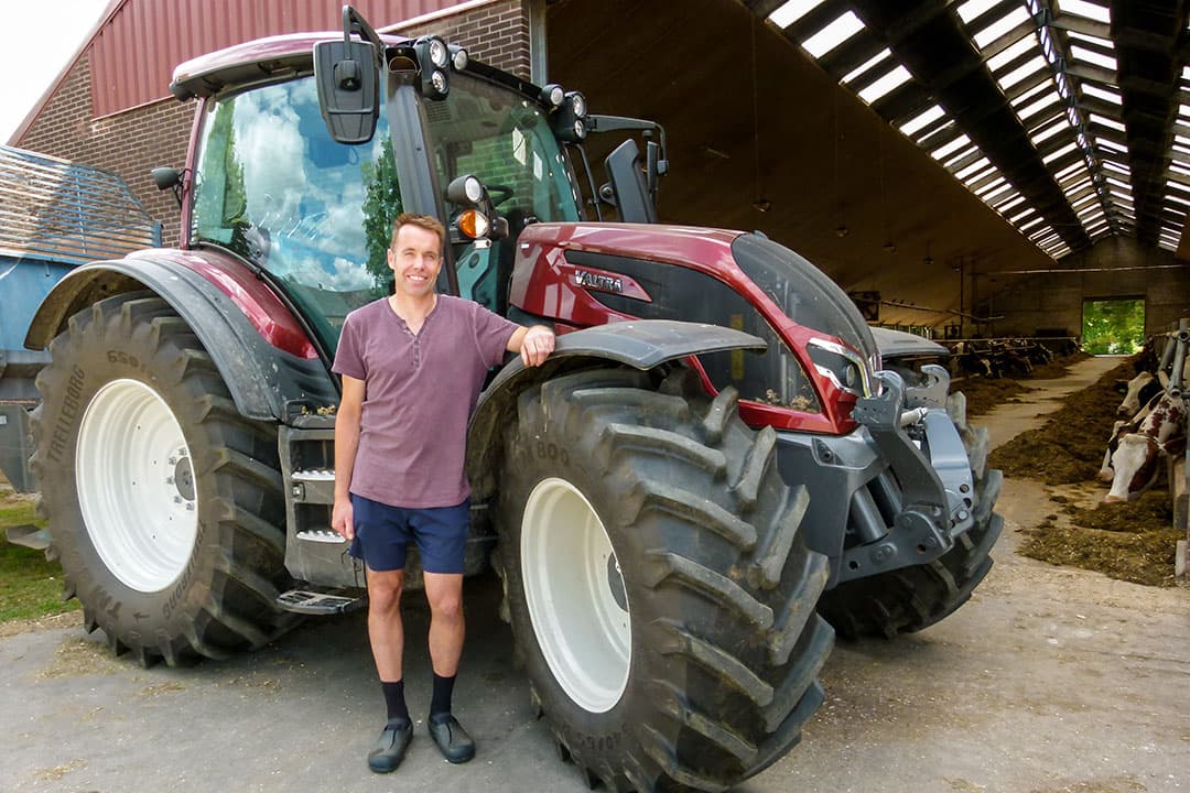 Na bijna een half jaar schudden, harken, kunstmest strooien en grond bewerken concludeert Dirk Lamers dat hij met de Valtra N135 Active een prima keuze heeft gemaakt. - Foto: Mechan Group