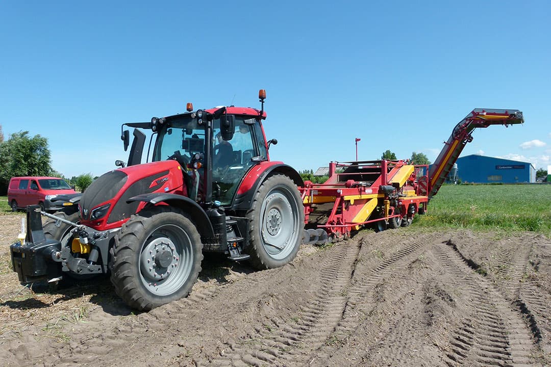 Het werk in de bloembollensector brengt een aantal specifieke eisen met zich mee, de kopakkers zijn bijvoorbeeld smal. - Foto: Mechan Groep