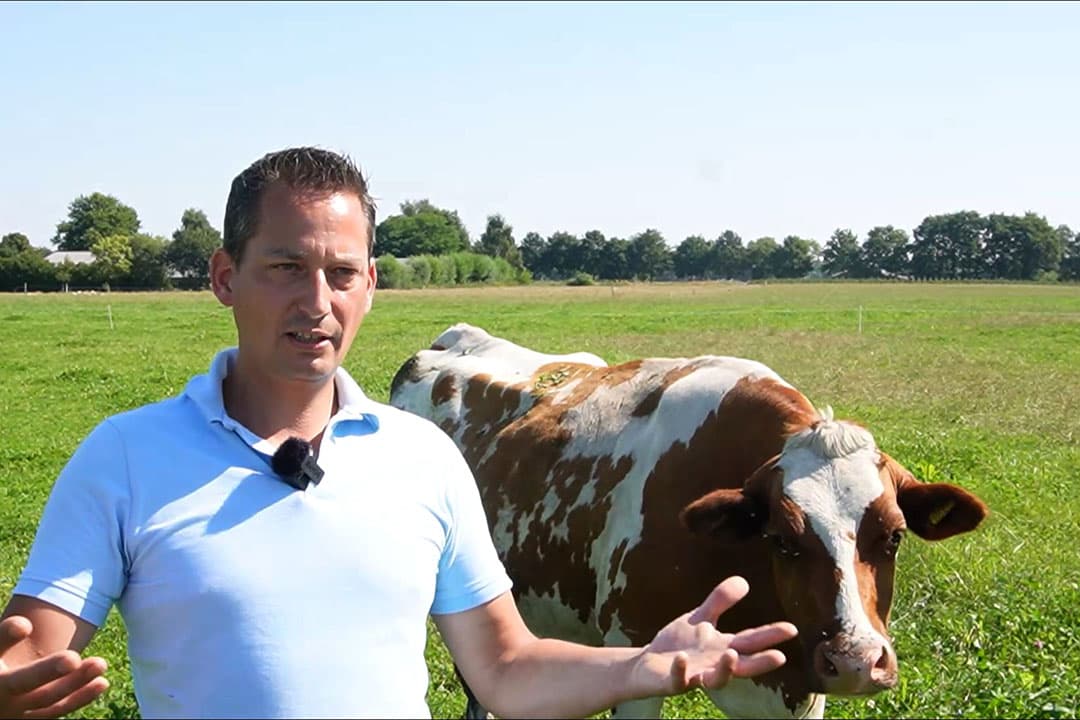 Biologisch melkveehouder Paul Schots. - Foto: Hessel Broekhuis