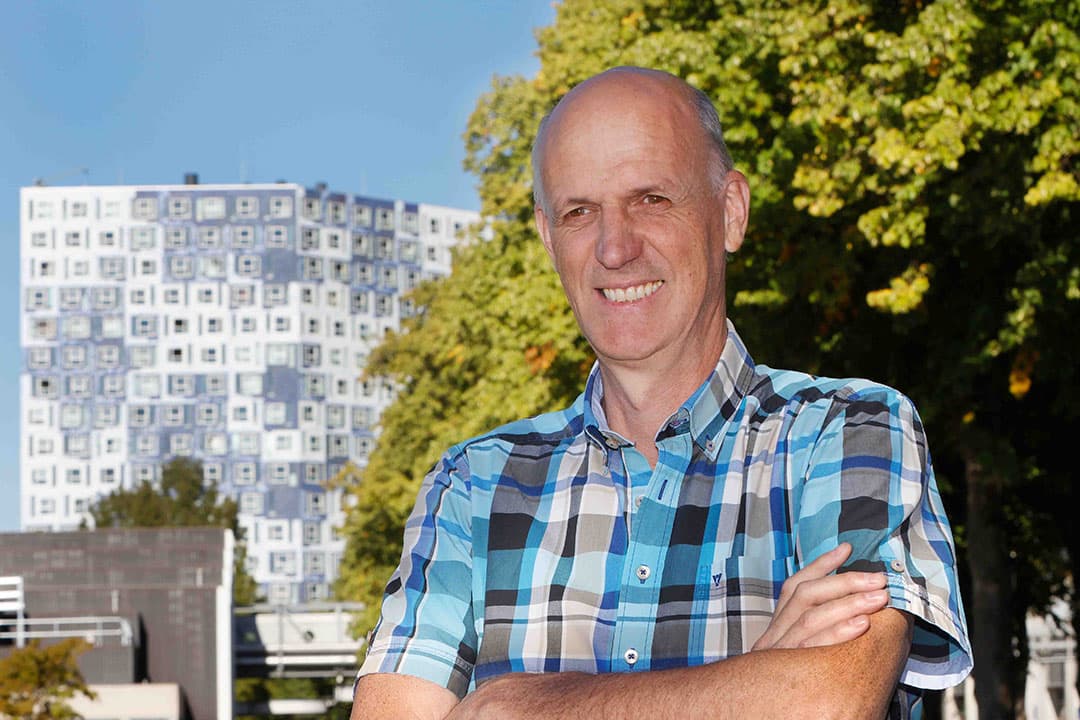 Sjaak de Wit (60) is hoogleraar Integrale Pluimveegezondheidszorg aan de Universiteit Utrecht, en pluimveedierenarts en senior onderzoeker bij GD. - Foto: Ton Kastermans