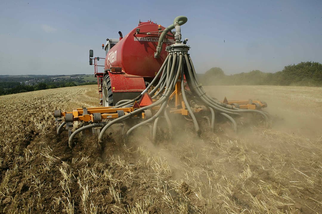 Bemesten van bouwland in Limburg. Boeren zullen moeten wachten tot september voor duidelijkheid over derogatie.  - Foto: Mark Pasveer