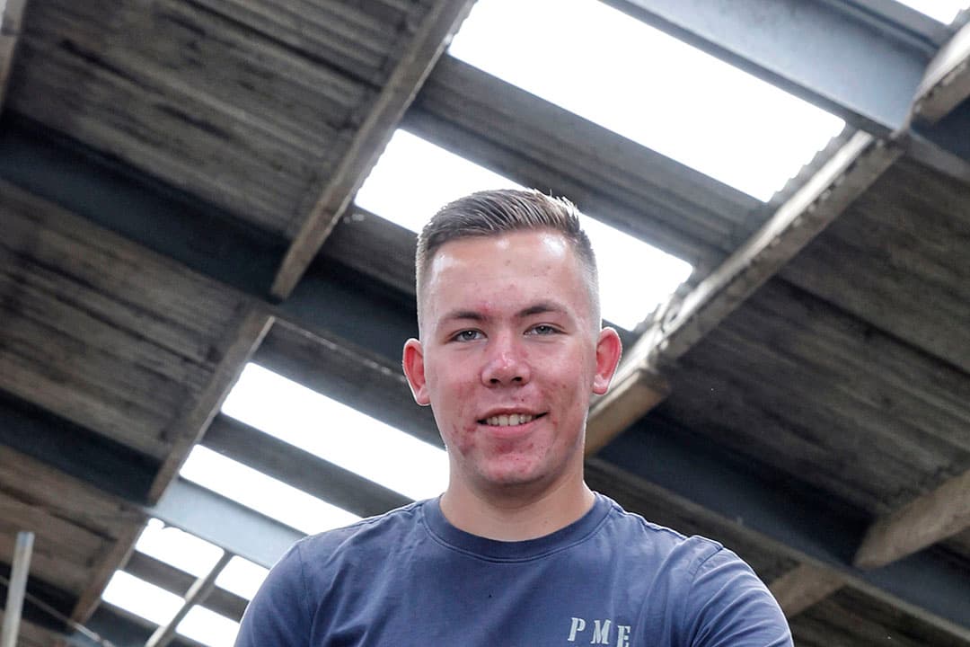 Johan Vroege (20) woont in Driebruggen (ZH). Hij wil het ouderlijk bedrijf met 110 melkkoeien op 53 ha. overnemen. - Foto's: Roel Dijkstra