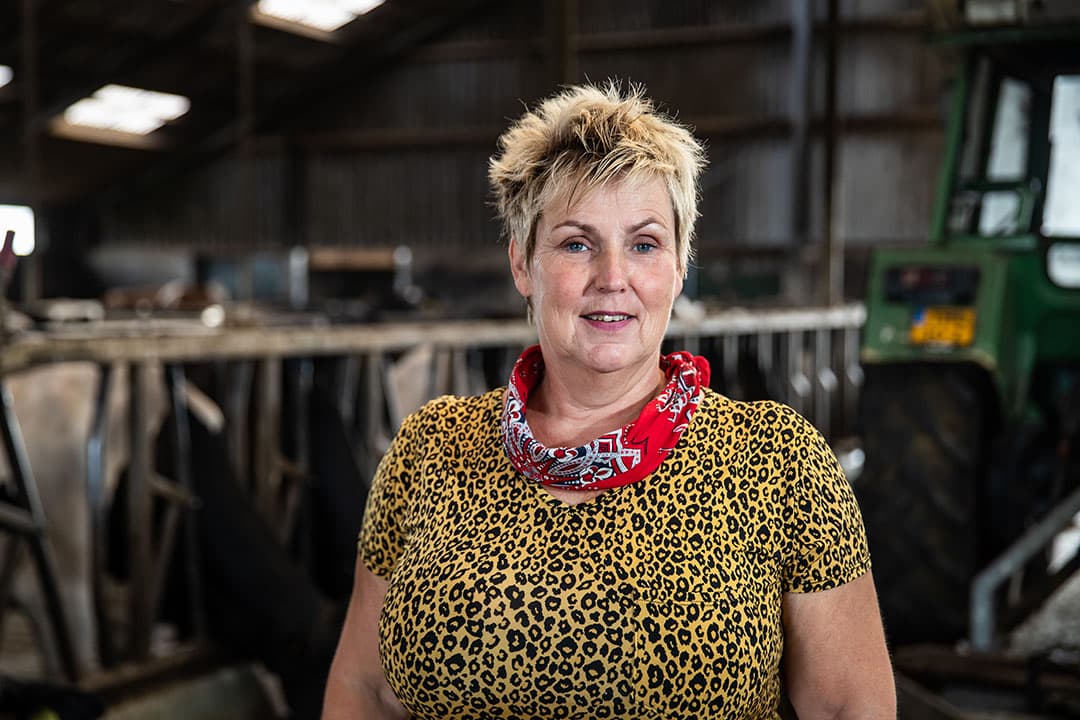 Irene van der Sar - Bouwmeester (58) woont in Alteveer (Dr.) Samen met haar man en oudste zoon heeft ze een biologisch melkveebedrijf.  - Foto's: Ronald Hissink