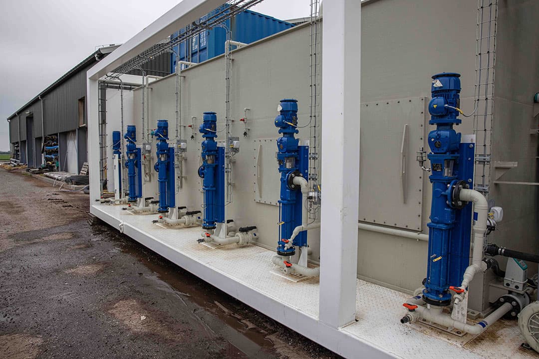 Een installatie die stikstof in mest stript, zodat emissies afnemen bij toediening ervan. In het stikstofbeleid zou meer aandacht moeten zijn voor innovaties zoals deze. - Foto: Peter Roek