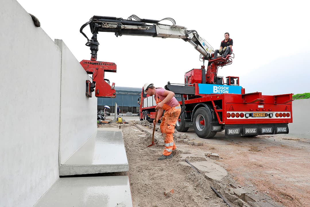 Nieuwe wanden zijn meestal gemaakt van prefabelementen. Er zijn verschillende uitvoeringen, maar in de basis is de werking hetzelfde. In de meeste gevallen worden bij nieuwbouw wanden van 2,5 tot 3 meter gebruikt; ook bij renovatie is dat soort mogelijk. - Foto: Ruud Ploeg