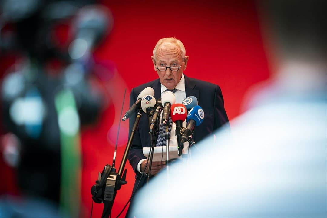 Bemiddelaar Johan Remkes staat de pers te woord na afloop van het verkennend gesprek met vertegenwoordigers van boerenorganisaties en een afvaardiging van het kabinet over de stikstofplannen. -Foto: ANP/Jeroen Jumelet