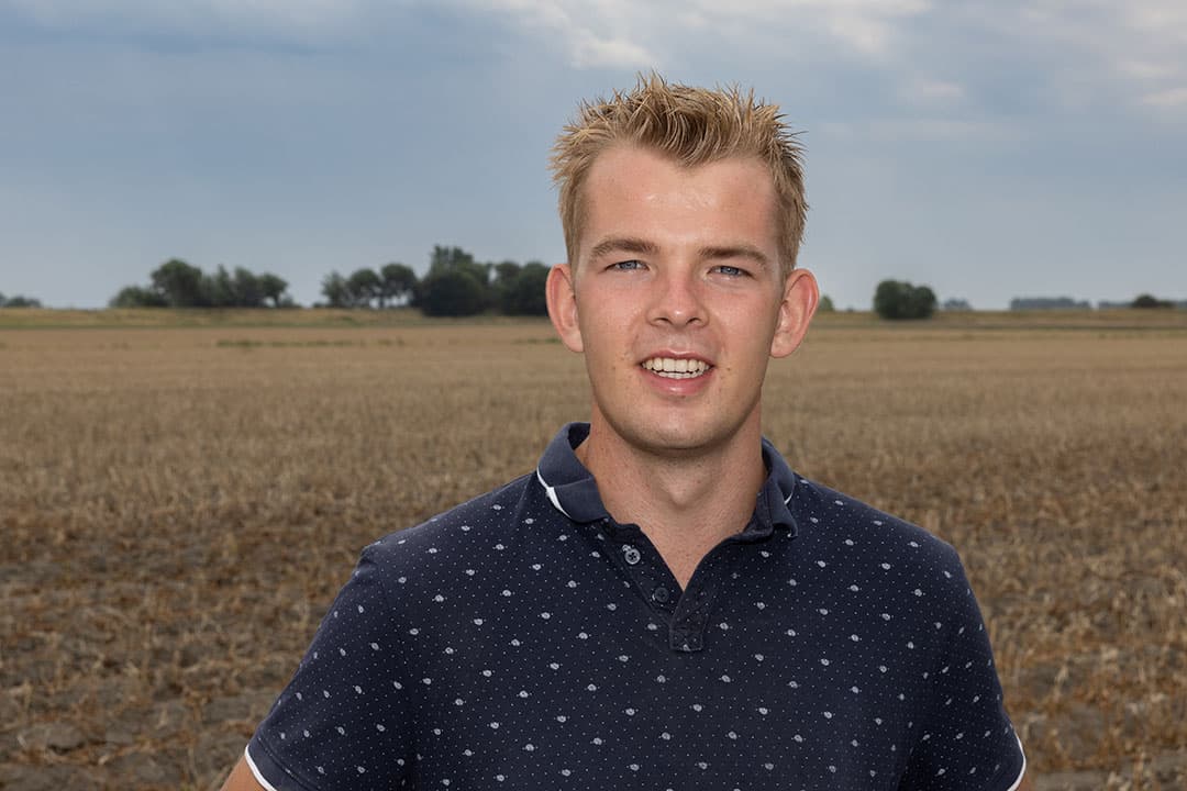 Robert den Boer (20) woont in Zonnemaire (Zld.). Zijn ouders hebben in maatschap 75 ha akkerbouw waarvan 62 eigendom. - Foto's: Peter Roek