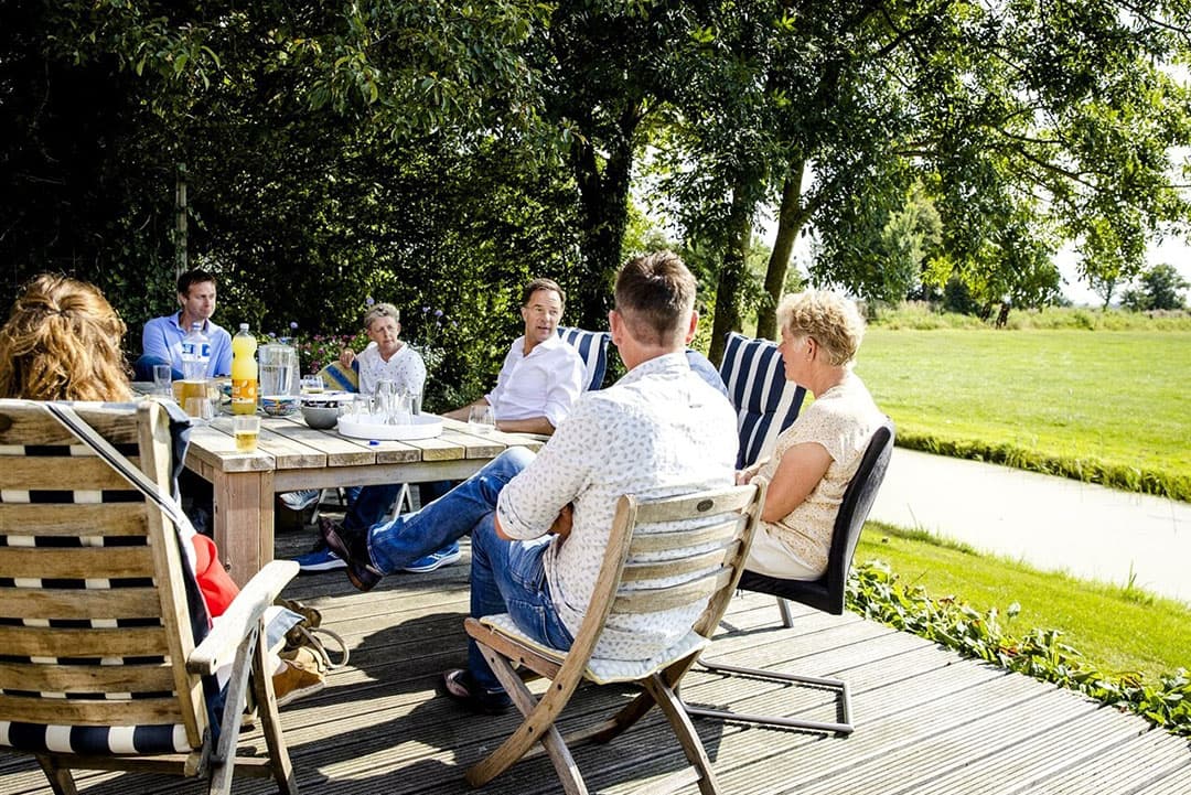 Minister-president Mark Rutte spreekt op een melkveebedrijf in Koudum met boeren over de stikstofplannen. -Foto: Sem van der Wal