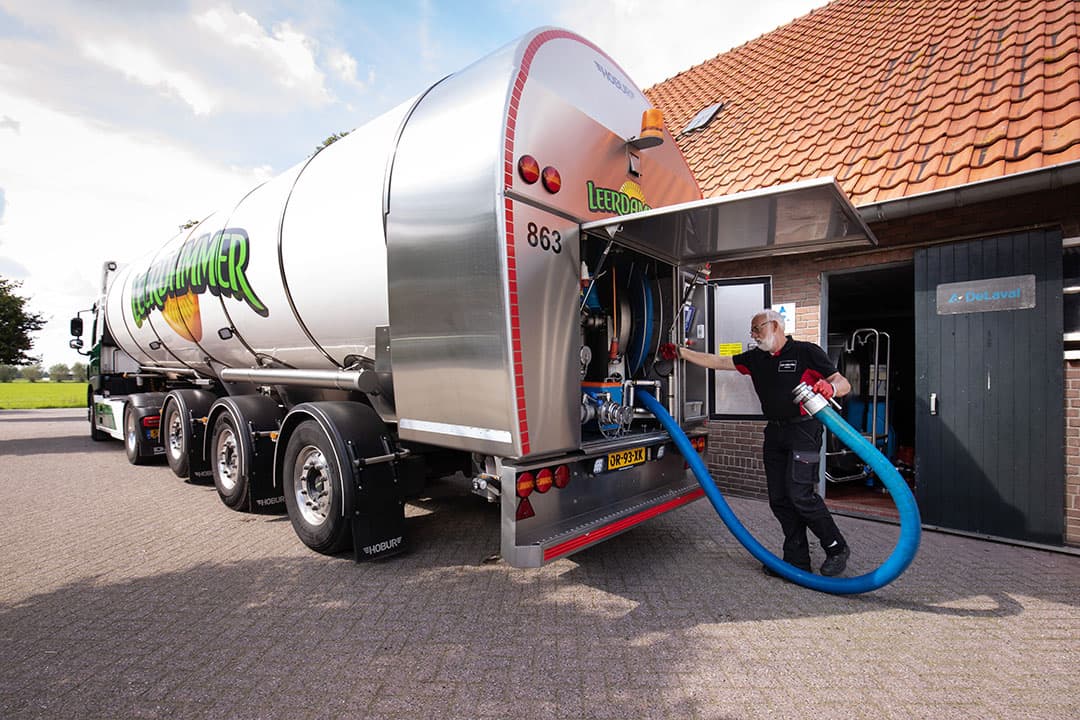 Een melkwagen haalt melk op. Dat de melkprijs nu hoog ligt, betekent niet dat boeren ineens heel hard zijn gaan melken.