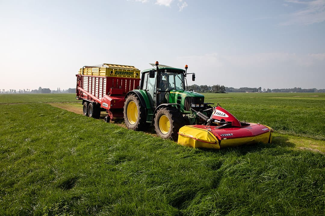Melkveehouder Jan Eijkelenboom in Giessenburg voert al jarenlang vers gemaaid gras aan zijn koeien op stal. Hij gebruikt daarvoor een frontmaaier en opraapwagencombinatie. - Foto's: Herbert Wiggerman