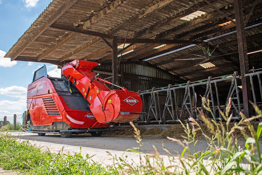 De Aura-voerrobot is het resultaat van zeven jaar ontwikkeling. De robot heeft de unieke eigenschap dat deze zélf het voer uithaalt. Boerderij bezocht de allereerste Aura, die een jaar draait bij een melkveehouder in Frankrijk. - Foto's: Jacco van Erkelens