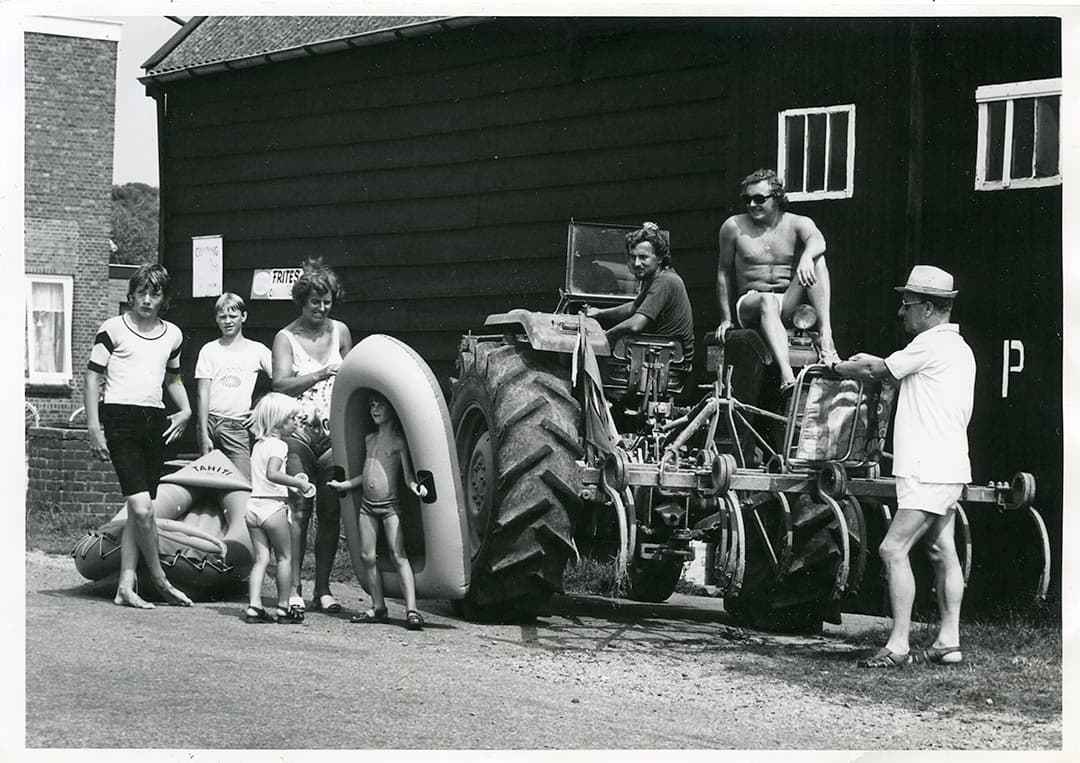 Vanaf de jaren ’60 nam boerderijrecreatie een vlucht. Regelgeving was er nog niet, iedereen kon een schuur of weiland apart houden voor toeristen en kampeerders. Vandaag de dag heeft bijna de helft van alle boeren een neventak. Recreatie is hierbij nog steeds sterk vertegenwoordigd. - Foto: Misset